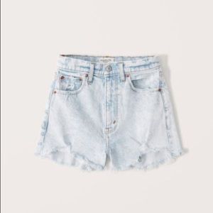 ✨NWT✨Light-wash Curve Love High Rise Shorts
